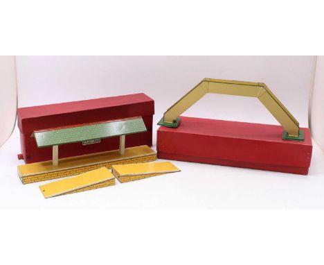 Two Hornby post-war items: 1952-4 Island platform ‘Wembley’ green roof, shorter non-lattice posts, with ramps (E)(BE) with 19