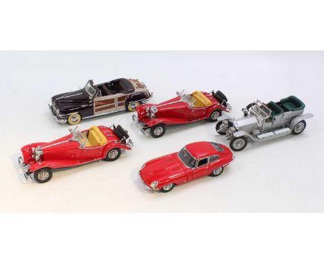 One tray containing a collection of five various Franklin Mint 1/24 scale diecast vehicles to include a 1961 Jaguar E-type, a