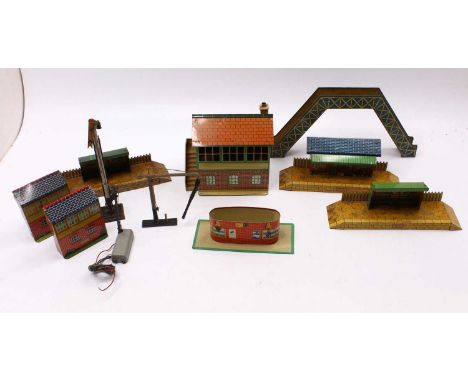 Small tray containing Hornby post-war items: 3 x ‘M’ stations; orange roof signal cabin; two No.1 signal cabins; ‘M’ footbrid
