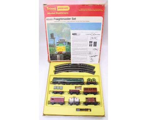 RS651 Triang Freightmaster Set comprising D5572 diesel loco, 7 wagons &amp; track. Loco will benefit by cleaning. (VG-E) Box 