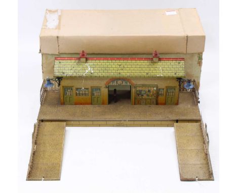 1937-9 Hornby No.4E Station fitted with electric lighting, ‘Margate,’ buff building, tin-printed speckled platform, square to