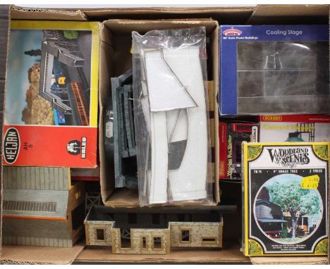 Accessories for 00-gauge layout: Bachmann 44-048 Coaling Stage (E) (BVG) dusty; Skaledale Cement Hopper (M) (BE); Skaledale w