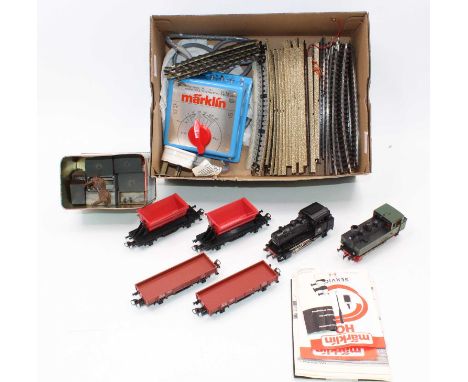 Marklin H0 items: 3-rail 0-6-0 KLVN loco, green with red chassis; 3-rail 0-6-0 black loco DB 89 006; two low sided wagons, tw