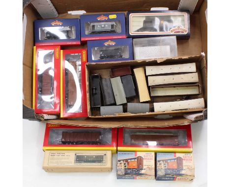 Tray of mainly goods wagons: four Hornby CCT vans, one each R6640/6640A &amp; 6682/6682A (M) (BM); Bachmann vans &amp; brakes