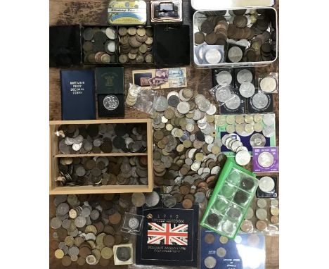 Large collection of UK and World Coins includes 1995 BU year set, 1951 Festival of Britain Crown in Original Case, small amou