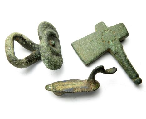 Artefacts Group. Circa, 1st-2nd century AD. A good assortment of pieces to include: A Romano-British button and loop fastener