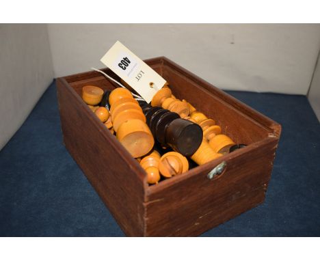 An early 20th Century chess set, carved wood pieces (complete).