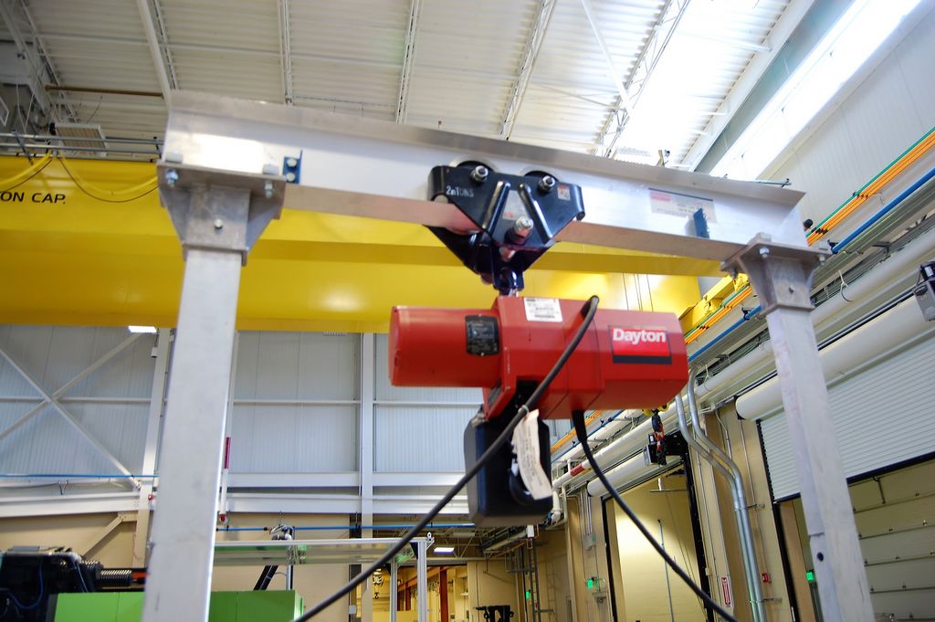 Dayton 2 Ton Aluminum Frame Rolling Gantry Crane, Dayton 1/2 Ton