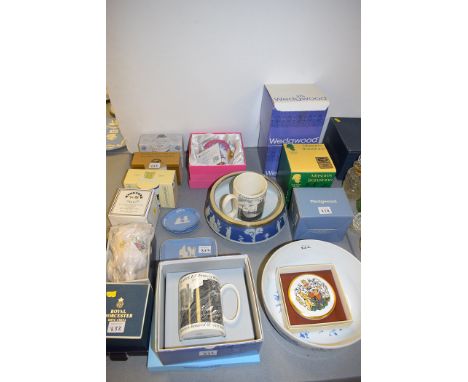 A collection of modern ceramics by Wedgwood; Masons Ironstone; Ringtons; Royal Worcester, some in original presentation boxes