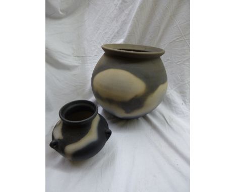JOHN AND LIZZIE LEACH MUCHELNEY POTTERY STUDIO BULBOUS POT AND A SMALLER EXAMPLE 24CM HIGH APPROX (LARGE) 12.5CM HIGH APPROX 