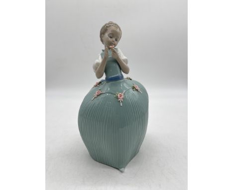 Lladro - Girl In Green Dress With Flowers, #5118. 
Good condition, no damage. 