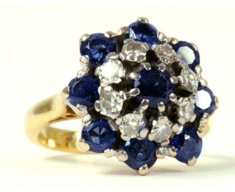 A SAPPHIRE AND DIAMOND CLUSTER RING IN GOLD, MARKED 18CT, 4.9G GROSS