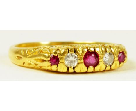 A RUBY AND DIAMOND FIVE STONE RING IN 18CT GOLD, 4.2G