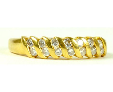 A DIAMOND FOURTEEN STONE RING IN GOLD, MARKED 18CT, 2.4G