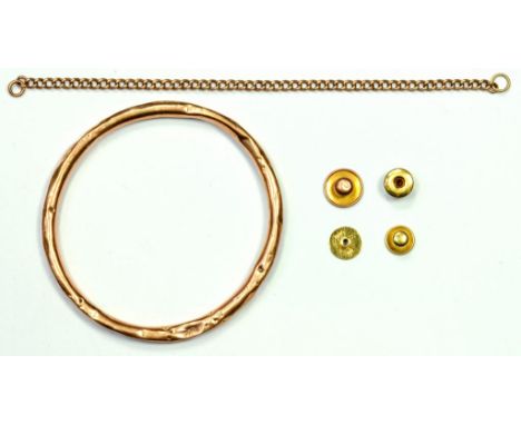 A DAMAGED GOLD BANGLE, A GOLD BRACELET AND FOUR VARIOUS GOLD STUDS, INCLUDING AN 18CT EXAMPLE, 14.6G