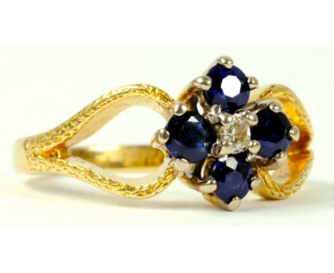 A SAPPHIRE AND DIAMOND CLUSTER RING IN 18CT GOLD, 3.1G