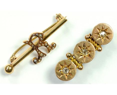 A DIAMOND THREE STONE GYPSY SET GOLD BAR BROOCH AND A GOLD PIN, APPLIED WITH THE INITIAL 'R' PICKED OUT IN SEED PEARLS, 7G GR