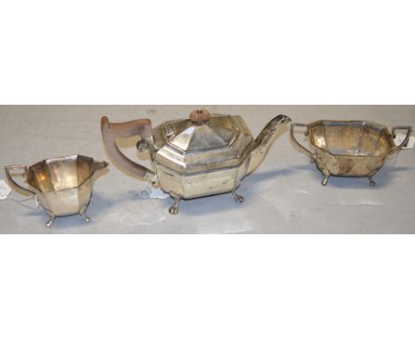 An Edward VII hallmarked silver 3 piece tea set, Sheffield 1937, 29.9ozt. 