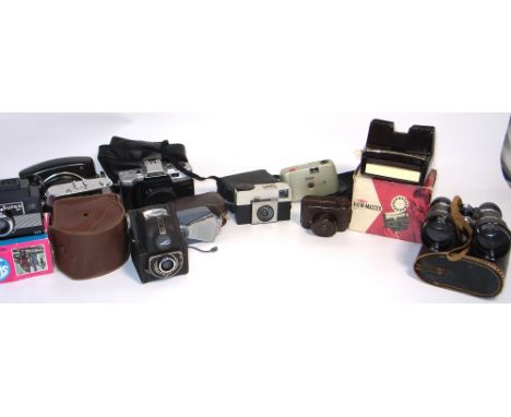 A quantity of vintage cameras to include an Ensign "Full-Vue" in original case, a VP Twin bakelite camera, binoculars etc (10