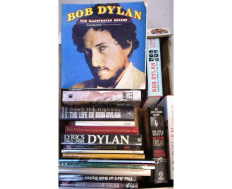 Twenty five hardback and paperback books, all relating to Bob Dylan (25).