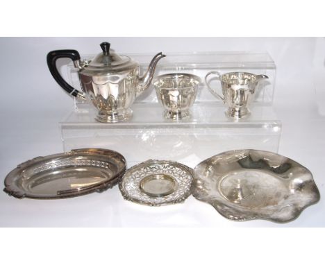 A small quantity of plated ware to include a tea service, tea pot , jug, milk jug and sugar bowl and other various pieces of 