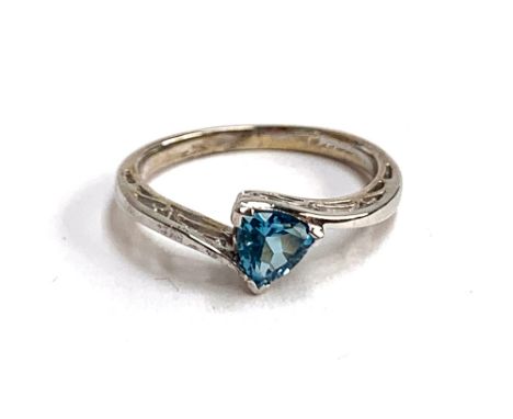 A 9ct white gold and blue topaz ring, size N, 2.4g 