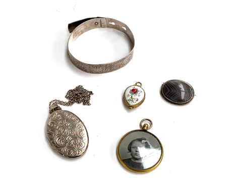 A silver engraved bangle, 15g; together with a gilt metal photo locket; silver and montrose agate brooch, 3cmW; a 925 silver 