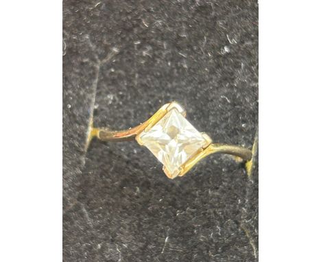 9ct gold ring set with cz solitaire Size M 2g