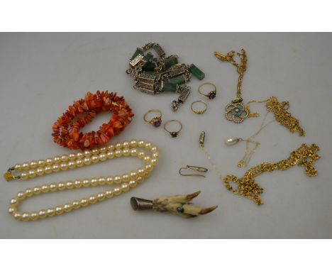 A collection of vintage jewellery items including Oriental style aventurine and box linked necklace, to/w row of tumbled chal