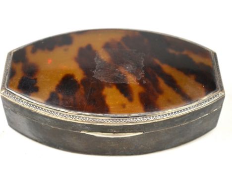 A silver trinket box of tonneau form with tortoiseshell inset cover, E. S. Barnsley & Co., Birmingham 1919, 13 cm wide