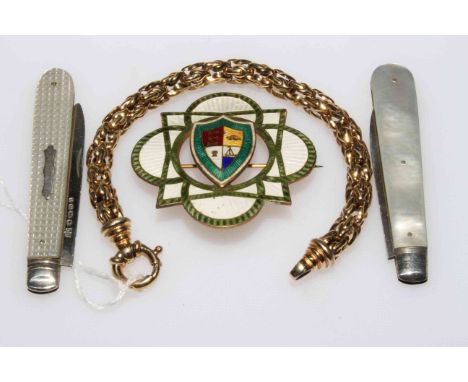Two silver and mother of pearl folding knives, enamel badge and gilt bracelet (4).