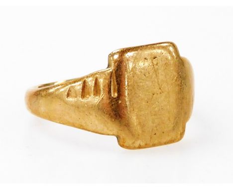 A 9ct gold gentleman's signet ring, with a vacant rectangular reserve, size S, 4.1g. 