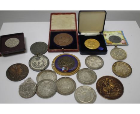 A TIN OF MISCELLANEOUS COMMEMORATIVE MEDALS, COINS ETC. TO INCLUDE A CASED 1897 JUBILEE BRONZE ISSUE, CHINESE FANTASY COINS, 
