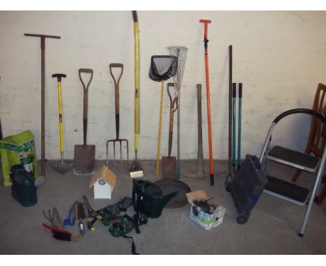 A QUANTITY OF GARDEN TOOLS