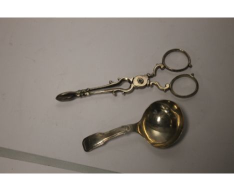 A PAIR OF GEORGIAN SILVER SUGAR NIPS AND A CADDY SPOON