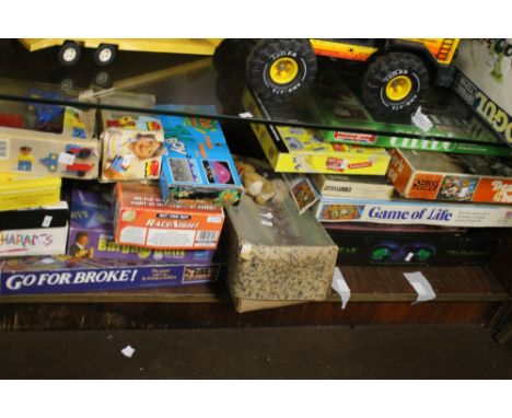 A SELECTION OF VINTAGE GAMES TO INCLUDE VINTAGE BOXED ESCALADO WITH EIGHT LEAD HORSES, BOXED VINTAGE SYSTEMA TV BOY GAMES CON