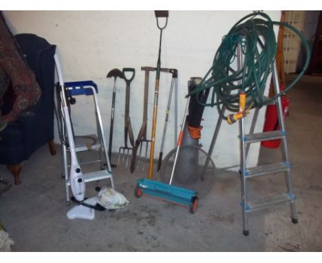 A SELECTION OF GARDEN TOOLS TO INCLUDE TWO ALUMINIUM STEP LADDERS AND A SET OF DRAIN RODS