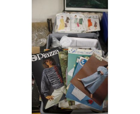 A QUANTITY OF VINTAGE SEWING PATTERNS TO INCLUDE VOGUE, MCCALLS, WELDONS, BUTTERICK, SIMPLICITY, ETC. (APPROX 80 TO INCLUDE A