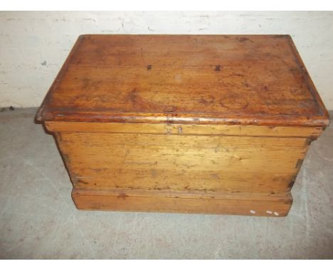 A WOODEN TRAVEL TRUNK DIVIDED INTO MOVABLE SECTIONS FORMERLY OWNED BY AN ARTIST,&nbsp;H 60 cm, W 96 cm, D 80 cm