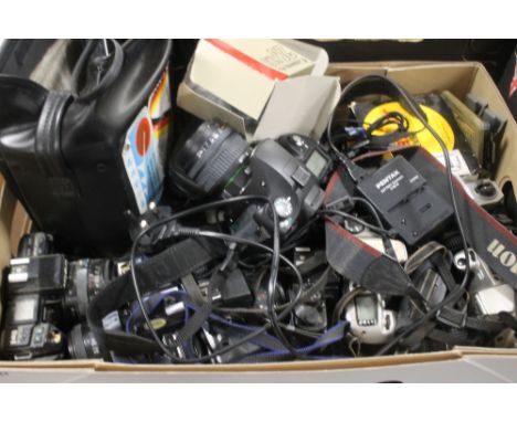 A TRAY OF ASSORTED CAMERAS AND ACCESSORIES TO INCLUDE CANON, MINOLTA, PENTAX ETC. MAINLY A/F