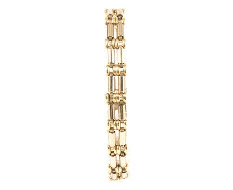 A 9 carat yellow gold modern two bar 7mm wide gate link bracelet with lobster claw fastener, length 20cm, 16.9g.
