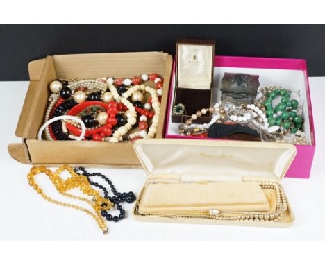 A small collection of vintage costume jewellery to include beaded necklaces, pendants, brooches....etc. 