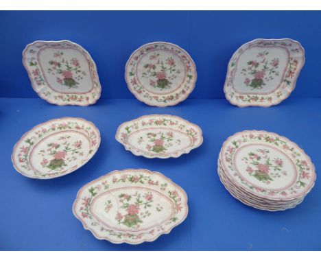 Early 20th century Royal Worcester dessert-style ceramics comprising:2 x 25 cm square dishes;7 x 22.5 cm plates (2 cracked)2 