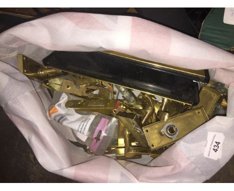 A bag of brass door furniture 