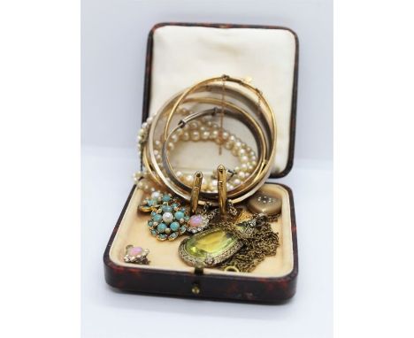 Mixed Lot of Jewellery, To include a string of Graduated Pearls on a Silver clasp, Three Rolled Gold Bangles, Green Glass Pea