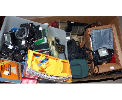 A selection of vintage cameras; etc.