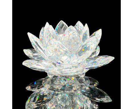 This beautiful candle holder combines the brilliance of crystal with the warm glow of candlelight. Its clear crystal faceted 