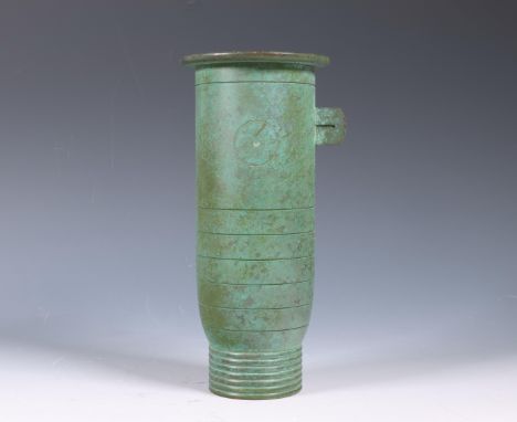 Japan, green patinated bronze vase, signed Hasuda Shugoro (1915-2010), with horizontal rings and stylised handle, including o