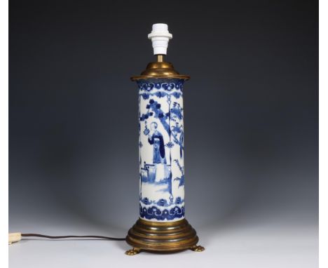 China, blue and white porcelain vase mounted as a lamp, 19th-20th century, the cylindrical vase painted with elegant ladies i