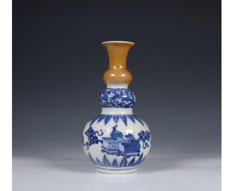 China, blue and white and café-au-lait-glazed double-gourd vase, Kangxi period (1662-1722), the lower half decorated with ant